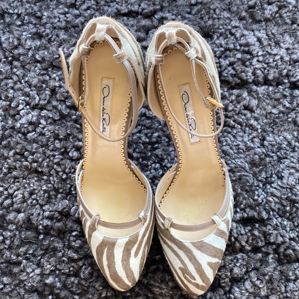 Oscar de la Renta Closed Toe Pump (size 37)